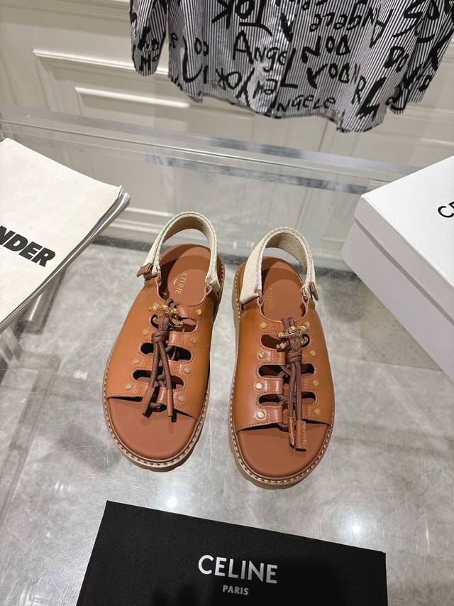 出 Celine思琳 25Ss夏季新品 凯旋门春最新爆款 凉鞋 夏天搭配袜子 简直绝绝子 复古的点上带上了满分时髦感颜值整双鞋子采购Zp开发打造，全部定制材料，