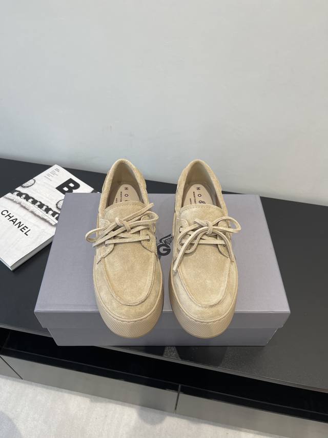 Hogan 新品 H-Wrap系列H681绑带乐福鞋 Hogan这款麂皮一脚蹬采用柔软麂皮材质 贴合脚型 穿脱方便 记忆泡沫内里 上脚超舒服 一脚蹬厚底鞋又显腿