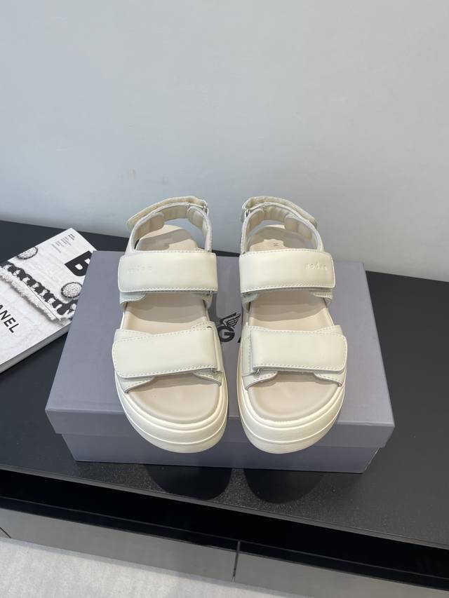 Hogan 夏季新品 Skyscraper凉鞋 Hogan Skyscraper凉鞋以标志性模块化厚底重新定义夏日足尖美学 精选意大利鞣制小牛皮打造鞋床 亲肤透