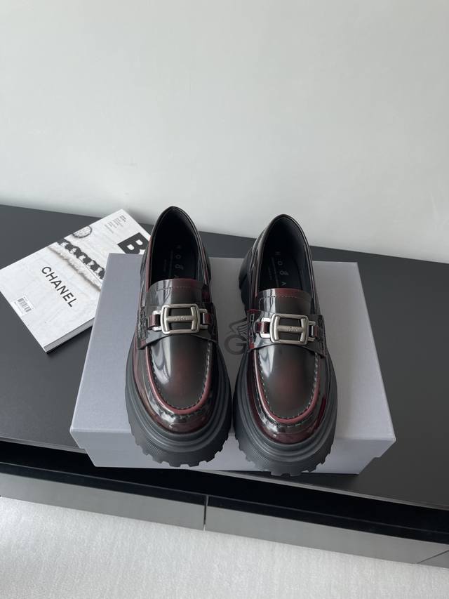 Hogan 霍根 乐福鞋 休闲皮鞋 这款乐福鞋采用进口牛皮精心制作 鞋面饰以品牌饰扣装饰，别具一格 简约不失大气 舒适度好轻质不累脚 款式优雅 随意搭配皮质质感