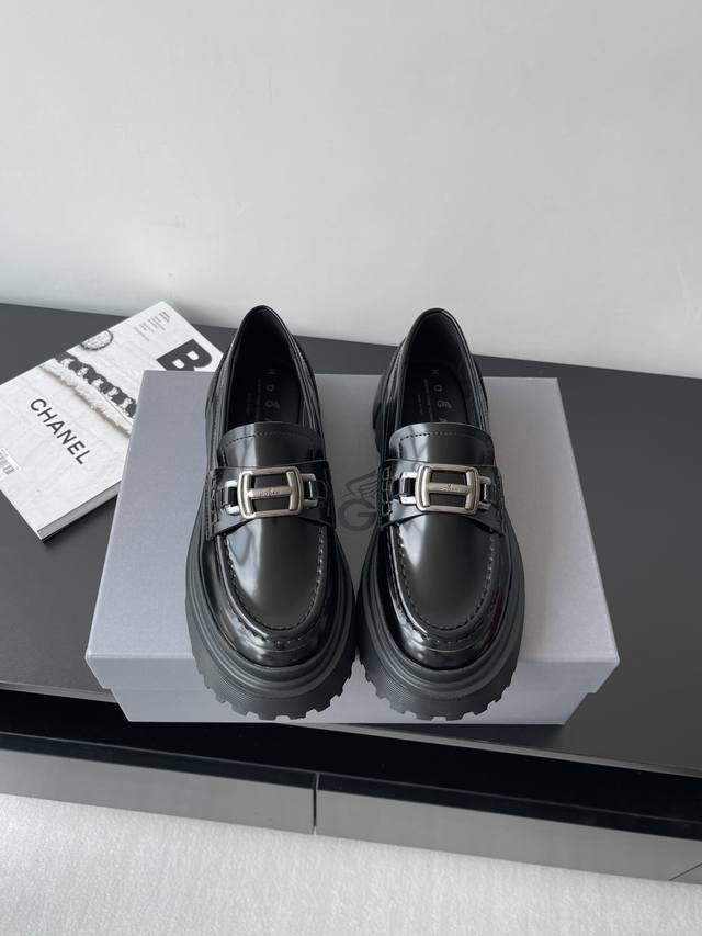 Hogan 霍根 乐福鞋 休闲皮鞋 这款乐福鞋采用进口牛皮精心制作 鞋面饰以品牌饰扣装饰，别具一格 简约不失大气 舒适度好轻质不累脚 款式优雅 随意搭配皮质质感