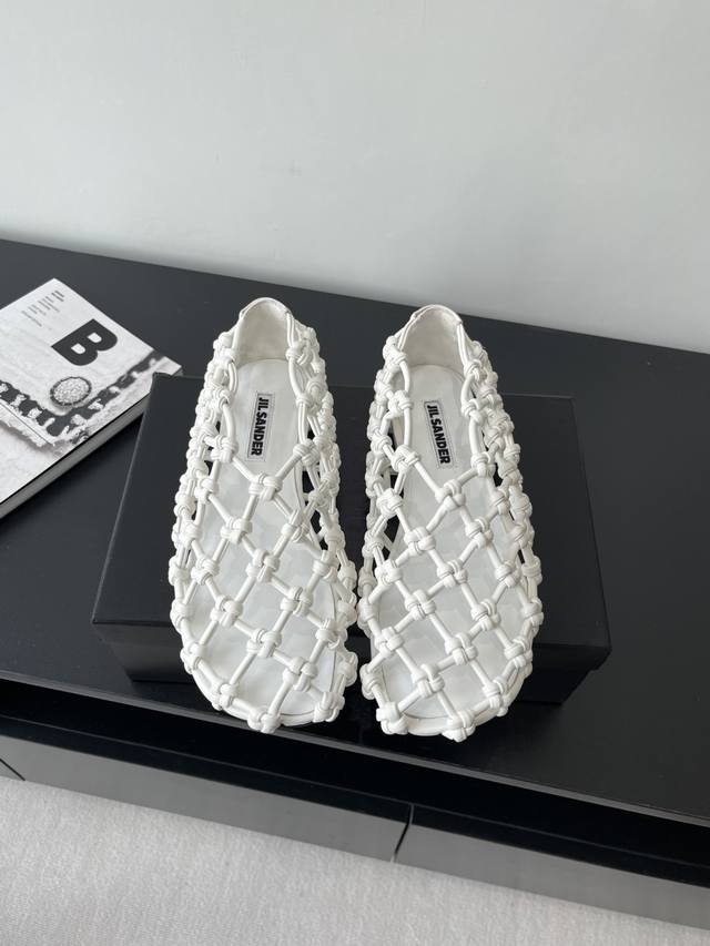 Jil Sander 吉尔 桑达 早春凉鞋系列 渔网编织单鞋 这款真的绝了 时髦到飞起 想不到有任何理由可以去拒绝这款凉鞋 随便凹个造型都满分极简主义当头编制