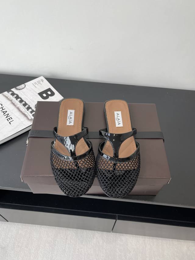 Alaia 阿莱亚 25Ss春夏新款 平底渔网 夹趾拖鞋 这款网面夹趾拖鞋 采用精巧双材质结构 融合皮革人字拖和渔网鞋面与漆皮的混搭 将时尚感尽显无遗！ 鞋 超