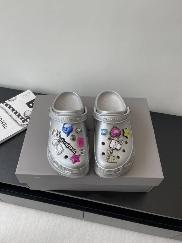 女款 巴黎世家Balenciaga 春夏最新情侣款洞洞鞋 25春季新款黑马单品 海内外时尚博主纷纷上脚大秀 火遍海内外社交平台 时尚达人必入款 各种巴家元素五金