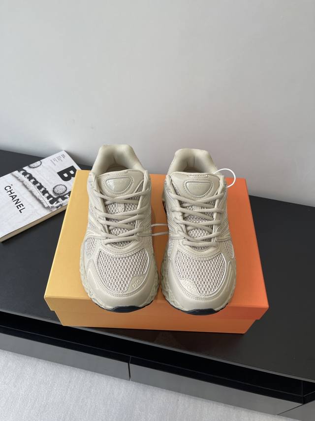 Dior X Kaws 联名款B35胶囊情侣款 系列 镂空 网面 运动鞋 这款名为B35 Nxt 的新款运动鞋 采用了 3D打印技术制成镂空式鞋底 鞋身部分则是