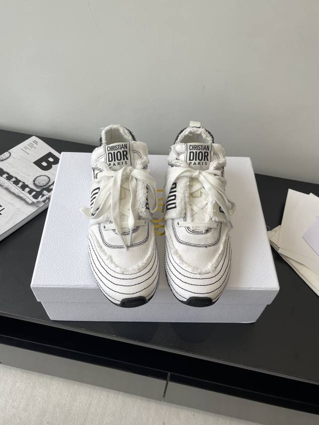 Dior迪奥 春夏走秀新品 素描运动鞋 阿甘鞋 25Ss春夏秀场出镜率最高的单品 这双鞋改变了之前印象中的阿甘鞋单一的设计风格 保留着原本的造型 细节点缀上非常