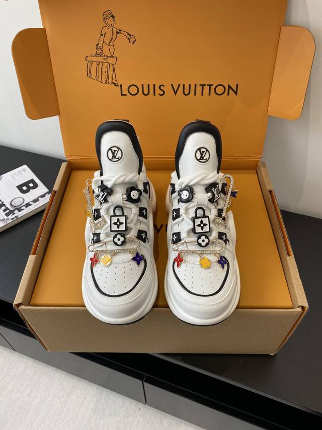 Lv 2025春夏新款老爹鞋 尽显青春活力，日常穿搭超级抢眼，经典的拱形设计，一向被称之为美腿神器！绝对的人手必备 鞋面：原版一致牛皮，耐穿耐磨 大底：原版开模