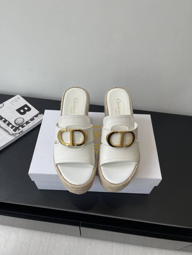 Dior 迪奥 25Ss春夏新款仙女风坡跟凉鞋 简单超级百搭 上脚奢华随意搭配夏季服饰 脚感舒适 各路时尚博主刷爆小红书 超时髦又充满高级感的单品 轻松打造造高