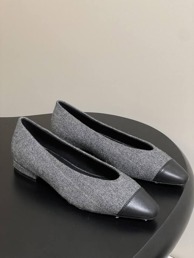 Loro Piana 诺悠翩雅 Lp70S春夏新款 Rebecca 芭蕾舞鞋平底亚麻布尼老钱风复古单鞋 这款精致的Rebecca平底芭蕾舞鞋采用质朴的大麻混纺面