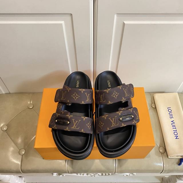 出厂价P ，路易威*Lv新款，经典丝绸印花 牛仔布面，羊皮里，35-40码 41，42码定做不退换