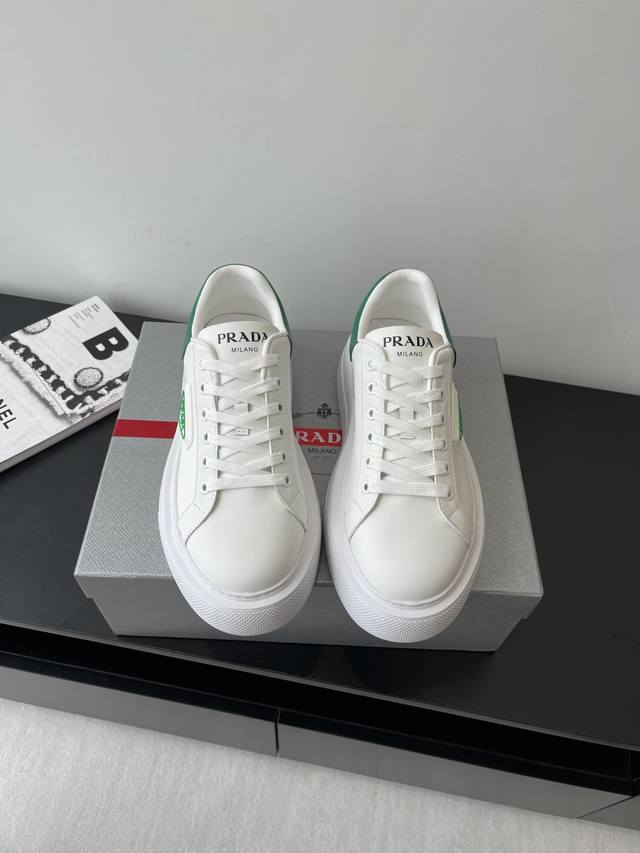 Prada 普拉达 25Ss新款 休闲 厚底小白鞋 情侣款 P家时尚小白鞋 重版推出 高品质出货 优雅大方、上脚舒适、超级经典 上脚超轻超级舒适 面料丝稠牛皮