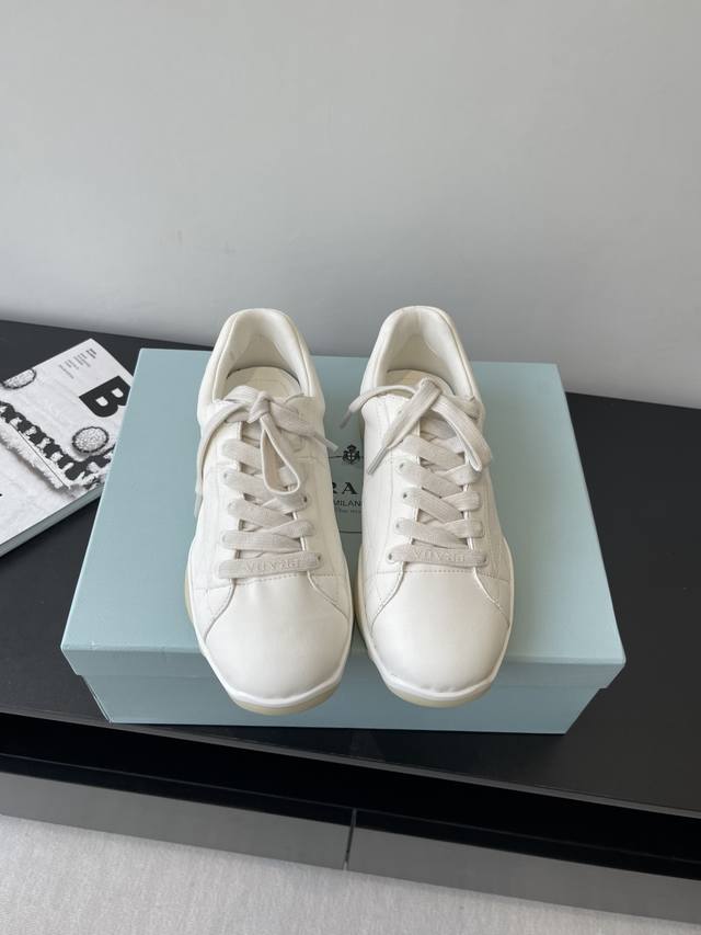 Prada 普拉达 25Ss 春夏新款 德训鞋 休闲鞋 精工制造 缝线均匀 皮质质感一览无余 多色拼接 时尚大方 柔软舒适透气 鞋舌饰有经典字母Logo P家经