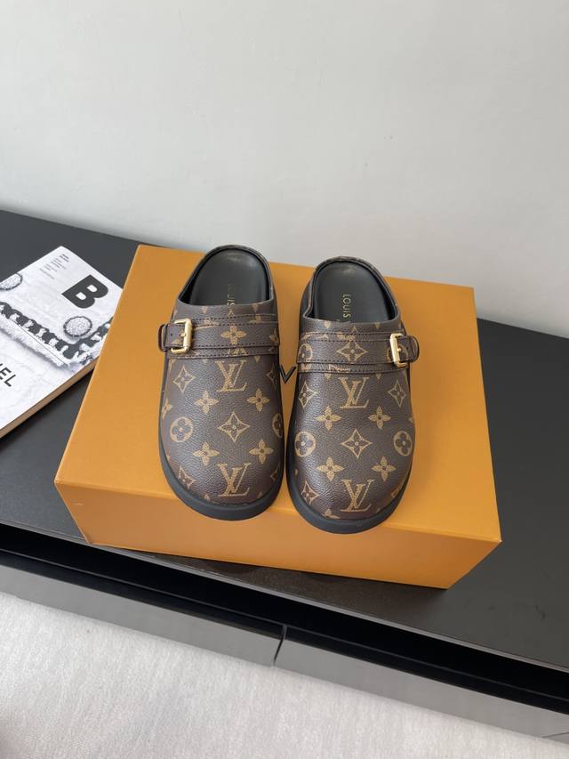Louis Vuitton 25Ss新品勃肯拖鞋 可可爱爱 脚感简直不要太好 侧面Logo扣点睛之笔 简约又高级 露跟设计 即穿即走 懒人福音 上脚效果极佳 闭
