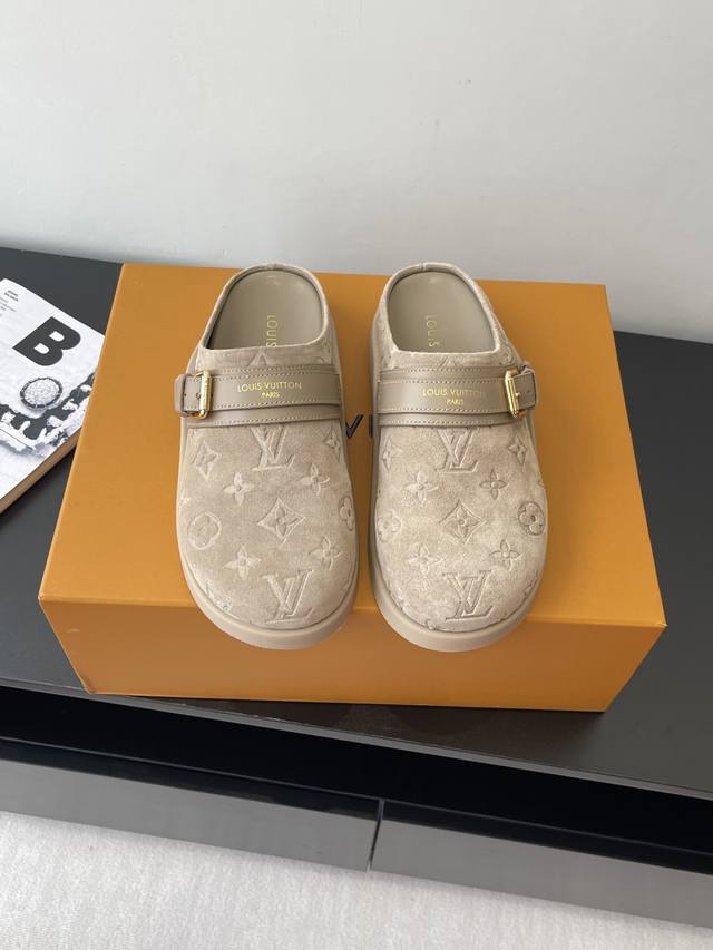 Louis Vuitton 25Ss新品勃肯拖鞋 可可爱爱 脚感简直不要太好 侧面Logo扣点睛之笔 简约又高级 露跟设计 即穿即走 懒人福音 上脚效果极佳 闭