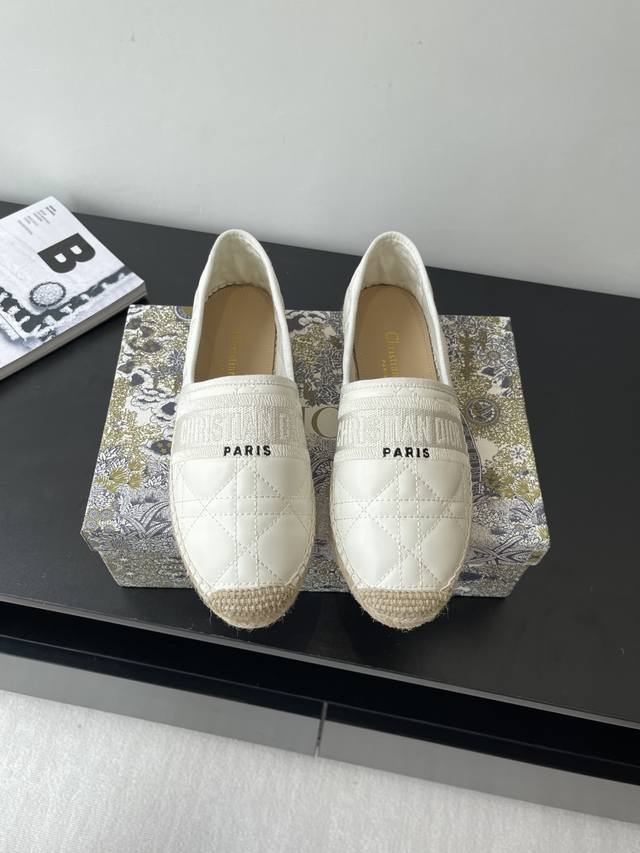 皮面 Dior迪奥 25Ss早春新款 渔夫鞋 经典设计可谓是这两年主打系列 无论包包鞋子还是是衣服都非常的热门 专柜同步 发货包装 原版定制 各方面细节非常极致