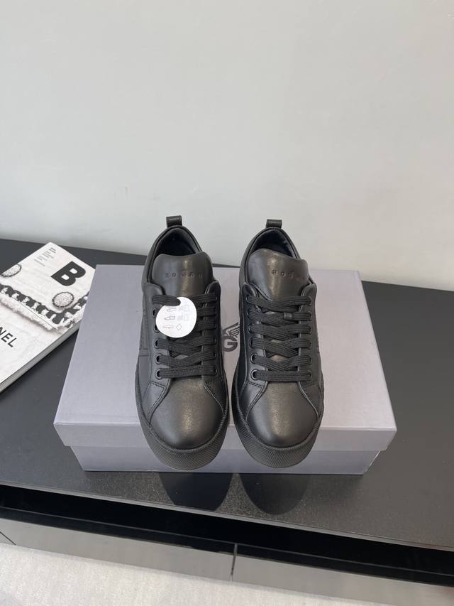 Hogan H681系列 小白鞋休闲时尚运动鞋 实在是太美太好穿太舒服太百搭啦 鞋子很轻便 逛街暴走户外运动零压力 配裙子裤子都Ok 小牛皮面料 透气纱网内里