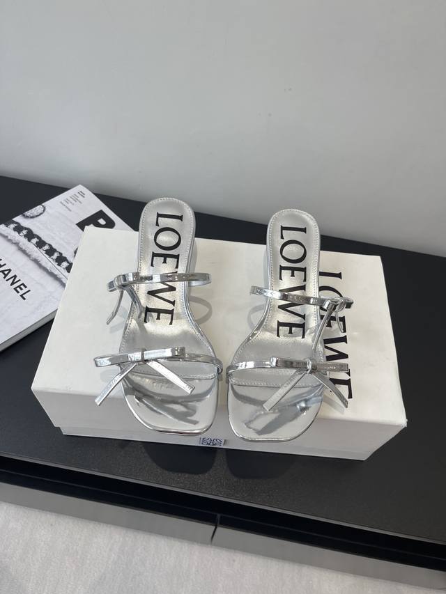 Loewe 罗意威 25Ss春夏新品时装凉鞋 今年超火的品牌 好多明星网红时尚博主种草 喜欢这种风格的小仙女必须要入手哦 简约的线条设计 鞋面采用进口蝴蝶结手工