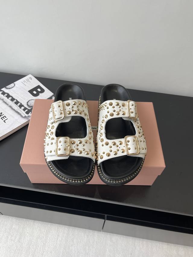 Miumiu 缪缪 25Ss夏季新款 厚底铆钉凉拖鞋 平底 软底 沙滩凉鞋 简约又不失小特点的仙女鞋上线 喜欢设计风的亲应该会很爱这款吧 第一眼看太惊艳 属于越
