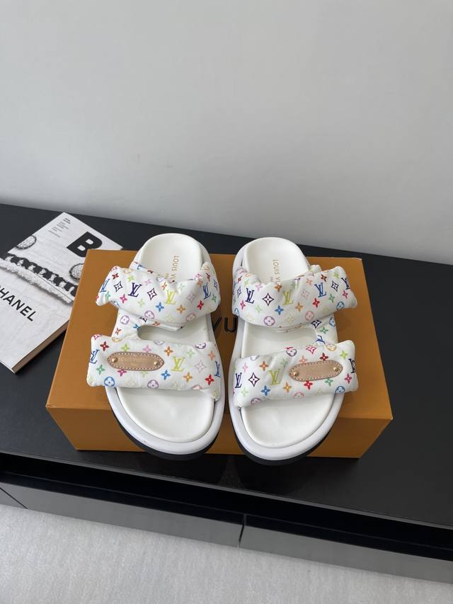 Lv 2025爆款 浮雕Logo 压花 凉拖鞋 Pool Pillow Comfort 平底凉拖取材科技织物 以高频压印技术重绎 Monogram 图案 柔软加