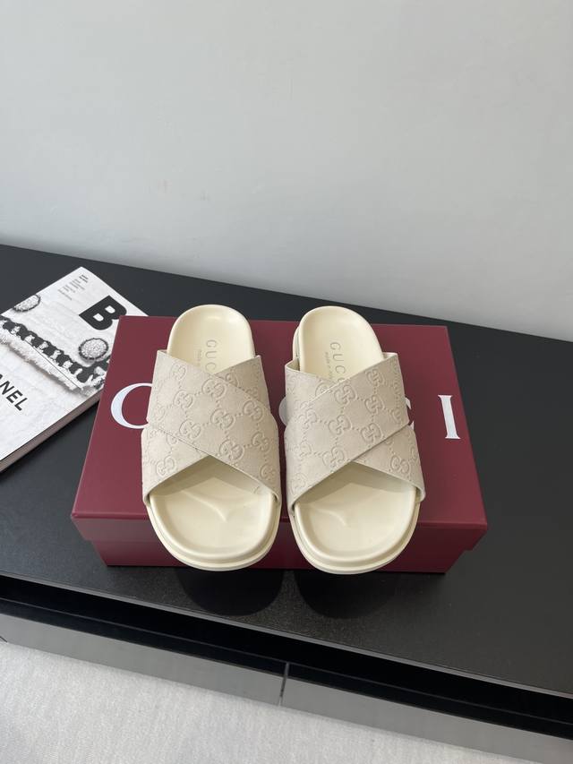 Gucci 春夏新品 拖鞋 匠心打造 缀饰一眼可辨的最新设计 整个设计注入一抹精致优雅气息 原版定制牛皮 内里定制羊皮 原版防滑橡胶大底 码数35-40