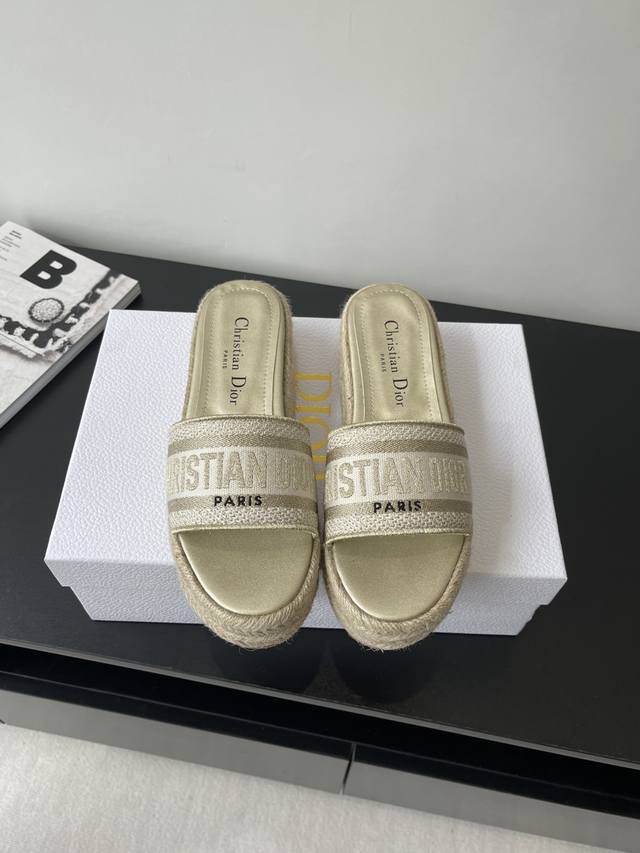 Dior 迪奥 25Ss 春夏新款 Ivieta Dway 渔夫一字拖鞋 Cd字母Logo立体刺绣厚底圆头露趾拖鞋 原版开发市面顶级版本 脚感柔软细腻 舒适度极