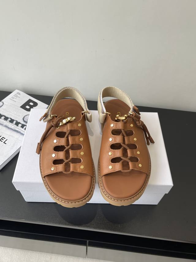 Celine思琳 25Ss夏季新品 凯旋门春最新爆款 凉鞋 夏天搭配袜子 简直绝绝子 复古的点上带上了满分时髦感颜值原版购入开发 依旧最高输出 还原原版定制复古