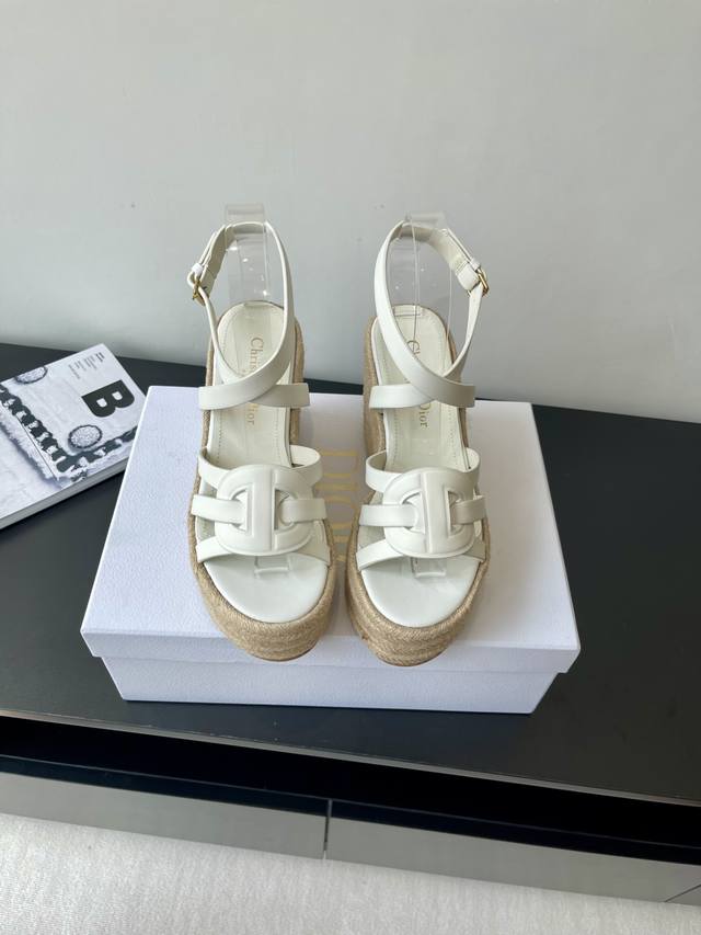 Dior 迪奥 25Ss春夏新款仙女风坡跟凉鞋 简单超级百搭 上脚奢华随意搭配夏季服饰 脚感舒适 各路时尚博主刷爆小红书 超时髦又充满高级感的单品 轻松打造造高