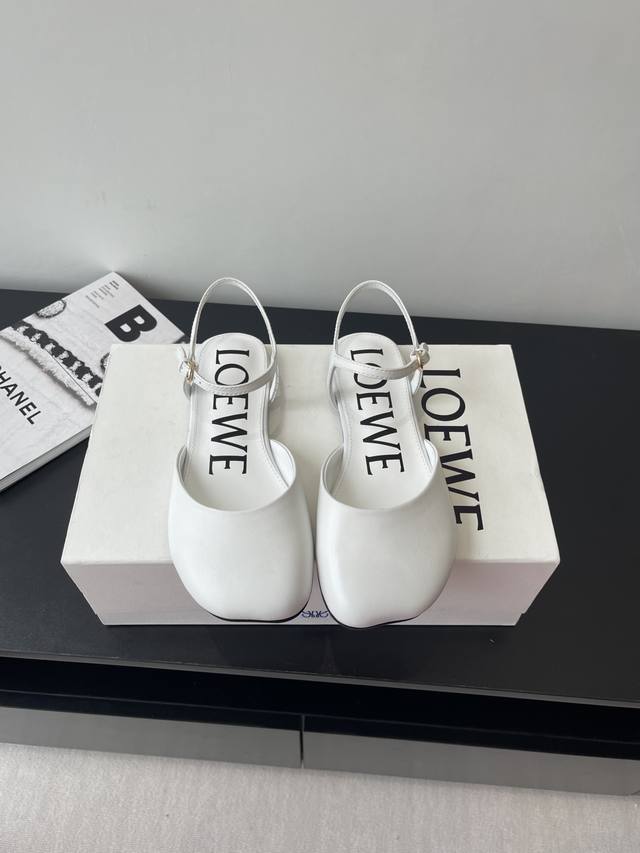 Loewe 罗意威 25Ss春夏最新款 平底 时装凉鞋 今年超火的品牌 好多明星网红时尚博主种草 喜欢这种风格的小仙女必须要入手哦 鞋头大头的设计 超级有味道