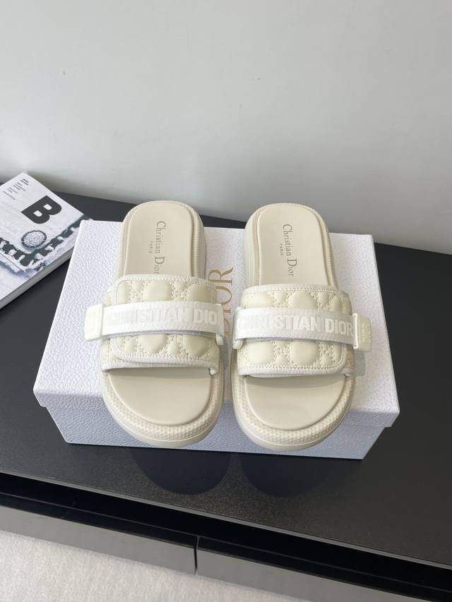 Dior迪奥 25Ss春夏最新款 沙滩拖鞋 高端品质 欢迎验货对比三家 绝美的厚底拖 比平底更显脚瘦显腿长 小个子Mm的福利来啦 不挑场合喜欢怎么穿就怎么穿 颜