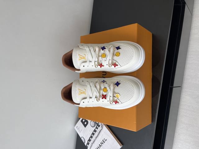 Louis Vuitton 路易威登Beverly Hills运动鞋 休闲鞋 Beverly Hills 运动鞋以摩登笔触焕新设计 为镜面牛皮革描绘袖珍 Mon