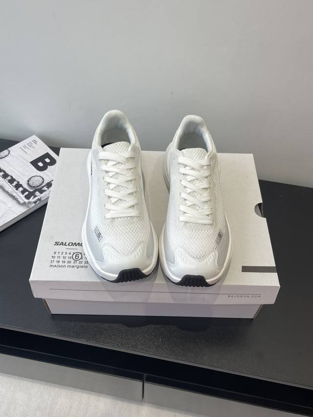 Mm6 X Salomon 新品联名款 运动鞋 Spectur 2是Mm6 Maison Margiela与Salomon合作的2025春夏系列鞋款 以公路跑鞋