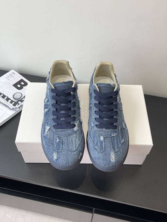 Maisonmargiela Mm6 马吉拉 经典德训鞋 休闲运动鞋 情侣款 鬼才设计师品牌一个轻奢品牌 这一款德国训练鞋延续了经典的T形真皮拼接设计 经过设计