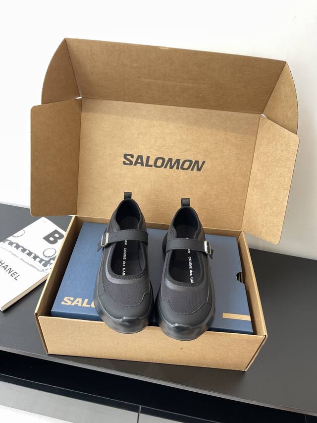 Cdg X Salomon 萨洛蒙 联名款Xt-6 系列 玛丽珍 厚底休闲运动鞋 延续品牌设计基因 融合简约的设计和实用的技术性 依旧是黑白简约配色 鞋身上的品