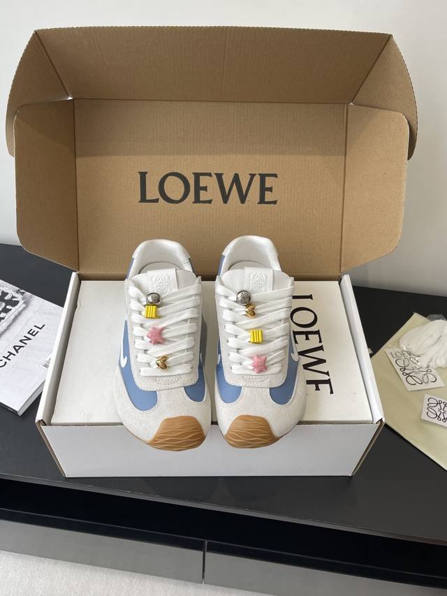 Loewe 罗意威 25Ss最新走秀款 Ballet Runner 2.0情侣款 芭蕾 休闲 运动鞋 德训鞋 尼龙和牛皮革运动鞋 不对称鞋头设计、袜状内部结构