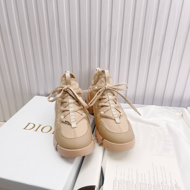 高版本Dior 迪奥 运动老爹鞋，市场顶级品质国外专柜爆款非市场普通仿版，面料采用意大利，进口布料，原版模具注胶底。内里进口小羊皮+高弹力 注塑成型模具Logo