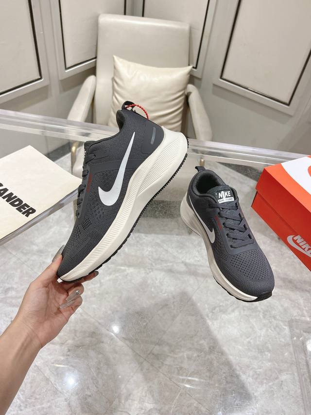 公司级Nike J 运动休闲跑步鞋 使用了新型的缓震材料，烫片工艺，加宽设计， 脚感偏韧，后跟有加厚的海绵填充，稳定防滑，极好的透气性，休闲运动首选一。男款款