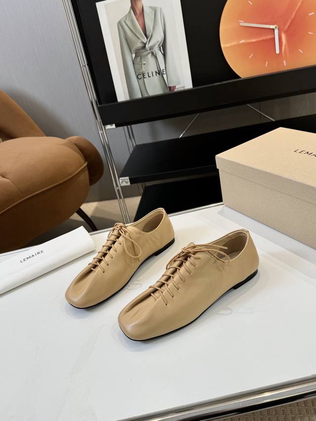 Price: 品 牌：Lemaire 2025Ss一双超级舒服的德比鞋 对Lemaire的德比鞋一见钟情，念念不忘必有回响。出了经典黑白色又出了这个米黄色。做了