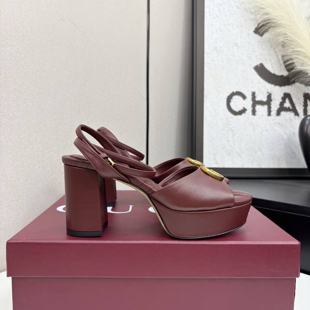 2025开春 美得挪不开眼 2025专柜同步春夏新款Gucci 25S春夏新品木底水台厚底 凉鞋高跟 G家在体现高级感这块 总让人大写的服气 看起来蛮简单的款式