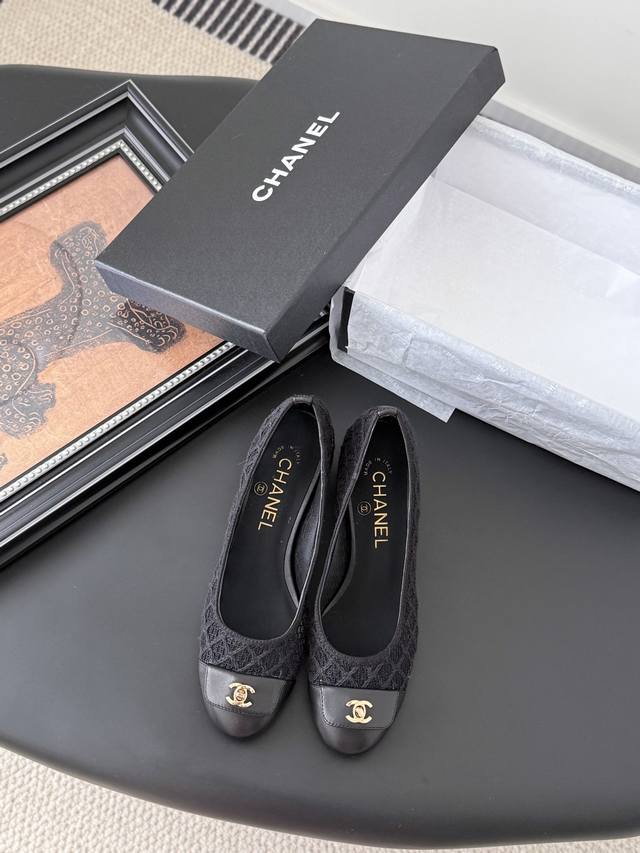 Chanel 经典书包扣单鞋 基础单鞋样式鞋型修长秀气 小巧圆形圆头 顶端双C书包点缀 简约而不简单且不失优雅！百搭气质 内里羊皮 鞋面羊皮 意大利真皮大底 S