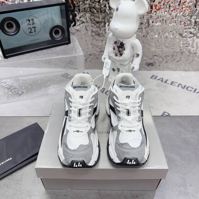 最新款Balenciaga7.5代 巴黎世家-Runner七代半7.5代 是通过溢胶、做旧、缝线等细节，展示了设计师 Demna 的运动鞋风格，用一双 旧鞋 传