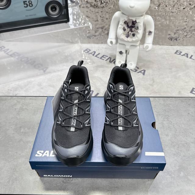Cdg X Salomon 萨洛蒙 联名款Xt-6 系列 厚底 休闲 运动鞋 联名鞋款依旧是黑白简约配色，鞋身上的品牌字样也体现出极简主义的设计风格 搭配Con