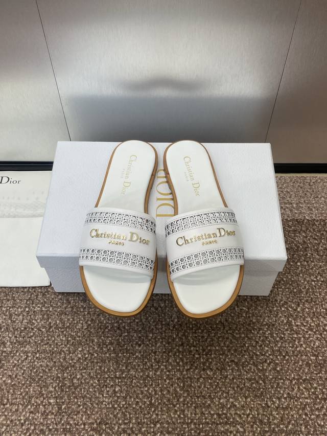 工厂P价P 迪奥 Dior 2025 春夏新款 D-Lane 果冻色镂空女鞋 Cd字母Logo五金扣平底圆头露趾凉拖鞋 市面顶级版本 独家发售 材质:鞋面进口小