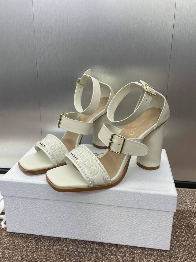工厂P价P 迪奥 Dior Dway 2025春夏最新款高跟电绣拼色罗马凉鞋 Cd字母Logo五金扣明星同款一圈带鱼嘴露趾珍珠女鞋 材质：原版定制高温水溶电绣科