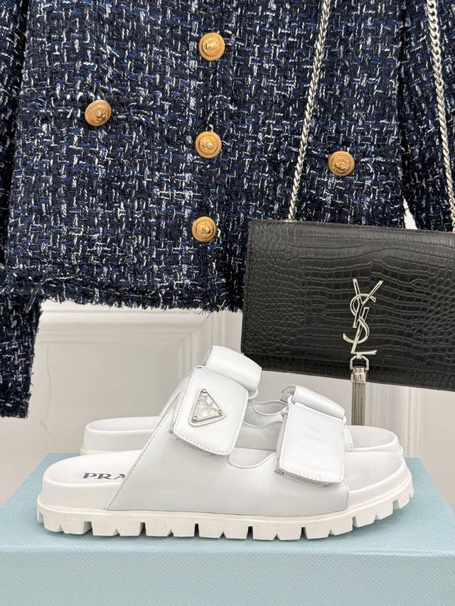厂价 Prada 普拉达经典春夏新品 魔术贴三角标拖鞋 夏天最值得入手的简约单品 自带高级气场的拖鞋 也非常容易驾驭非常舒适好穿！ Go 材质： 鞋面采用进口小