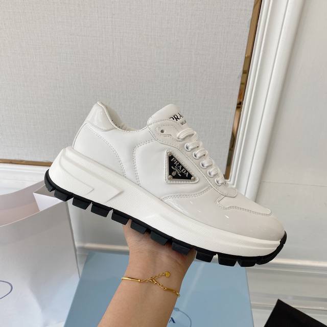 男款+10 Prada 普拉达新品，实力来袭！众多网红同款，时髦百搭Nice单品，意大利专柜代购原版鞋开发，1比1照足原味复刻。今年的主题就是不被定义 通过简单