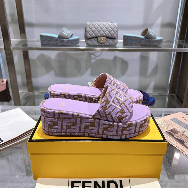 Fendi最新爆款宽带厚底拖鞋，条纹帆布材料+Ff提花帆布鞋底，Fendi丝线刺绣，35-42码，