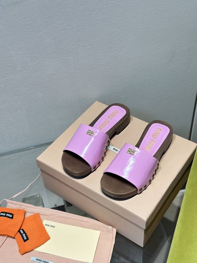 高品质出厂 包含一双半袜 Miumiu*2025Ss缪缪春夏新款平底小牛皮凉鞋拖鞋 Zp开发 原版拆卸，细节对版秒杀市面普通版本，Miumiu真的太少女啦！皮质