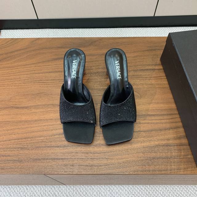 Versace 透明跟拖鞋。很浓郁的意式风格。鞋面真丝烫钻，羊皮内里及垫脚。真皮大底。 码数：35-41 40、41定制不退换 批：