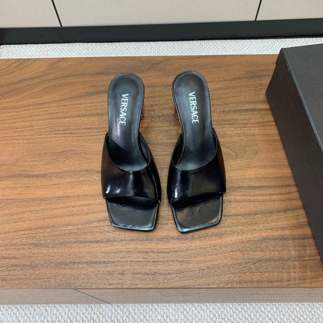 Versace 透明跟拖鞋。很浓郁的意式风格。鞋面牛皮，羊皮内里及垫脚。真皮大底。 码数：35-41 40、41定制不退换 批：