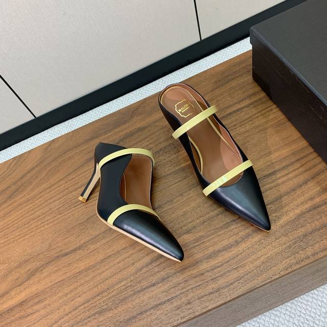 Malone Souliers 中跟半拖。喜欢过通混搭不同触感和地质的材料达到一种平的衡感觉。鞋面采用进口牛皮，羊皮内里，进口真皮大底。跟高8.5Cm 码数：3